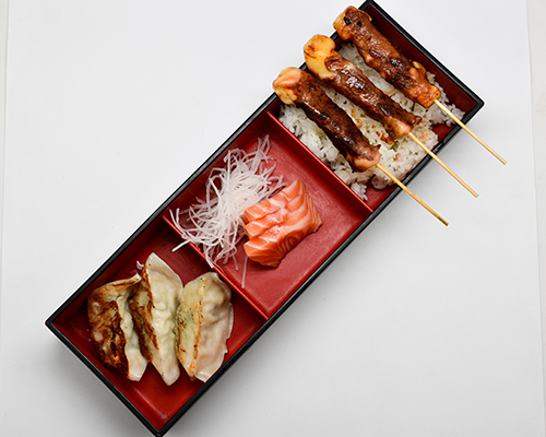 Bento gyoza sashimi saumon et yakitori cheese