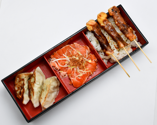 Bento yakitori cheese, gyoza et sashimi saumon épicé